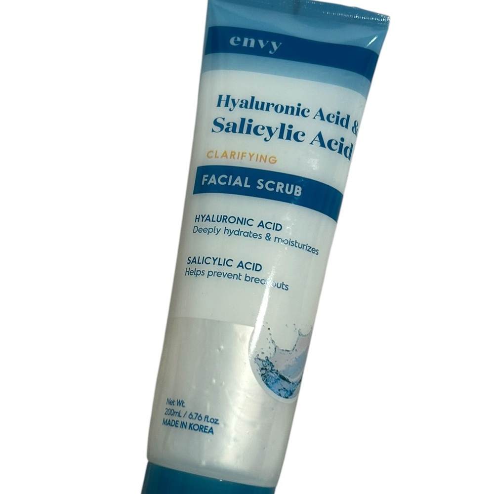 envy Clarifying Facial Scrub - White & Blue